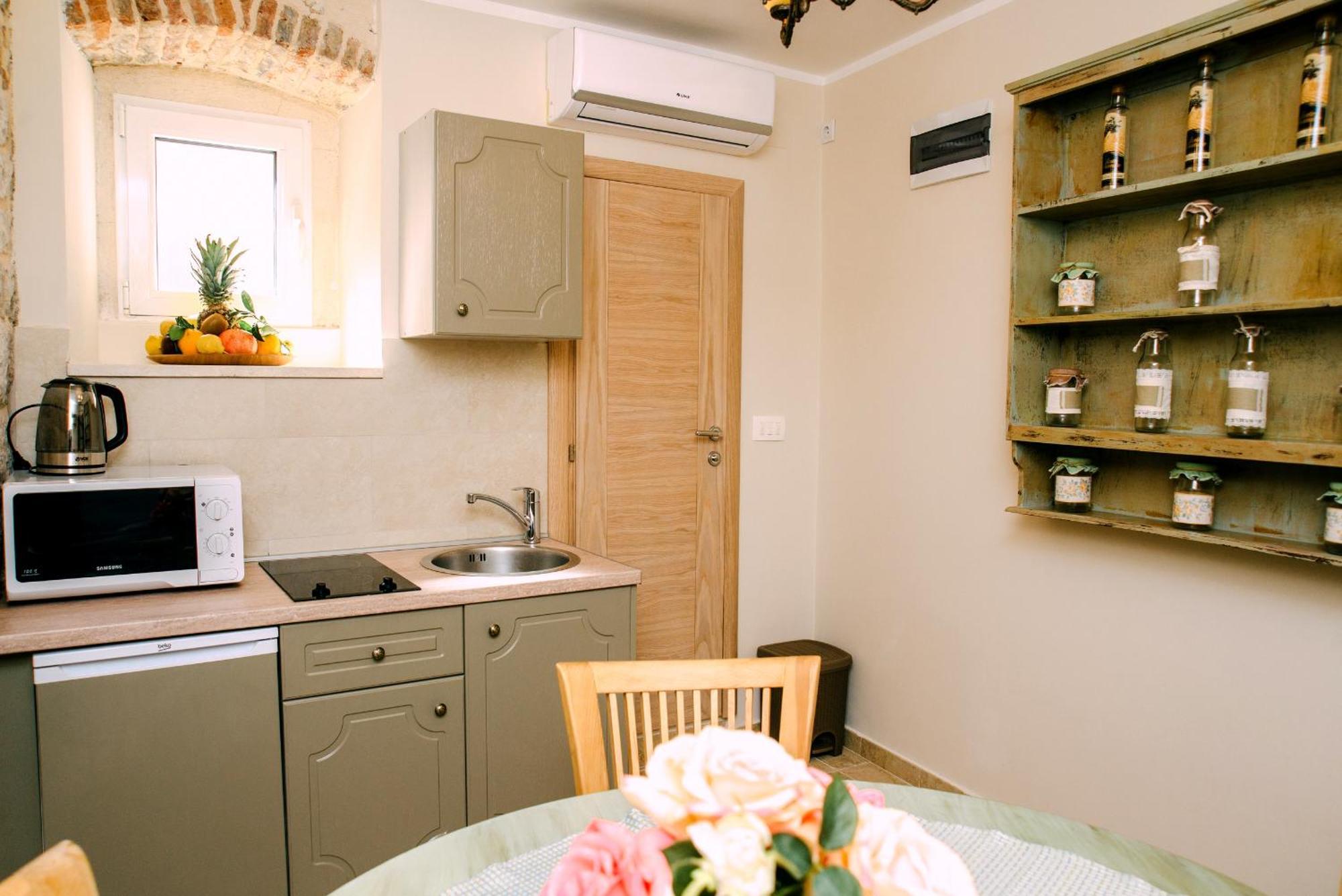 D & Sons Apartments Котор Номер фото
